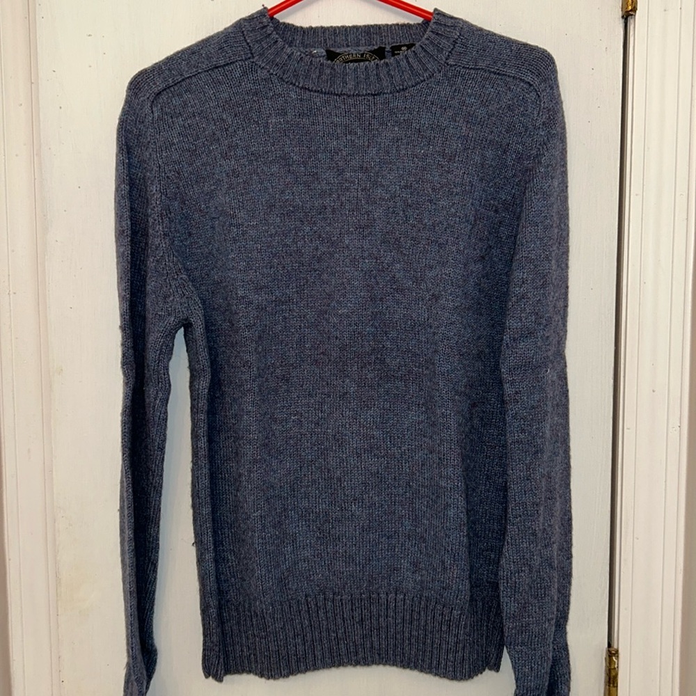 Southern Isles Size Medium Crewneck Sweater.